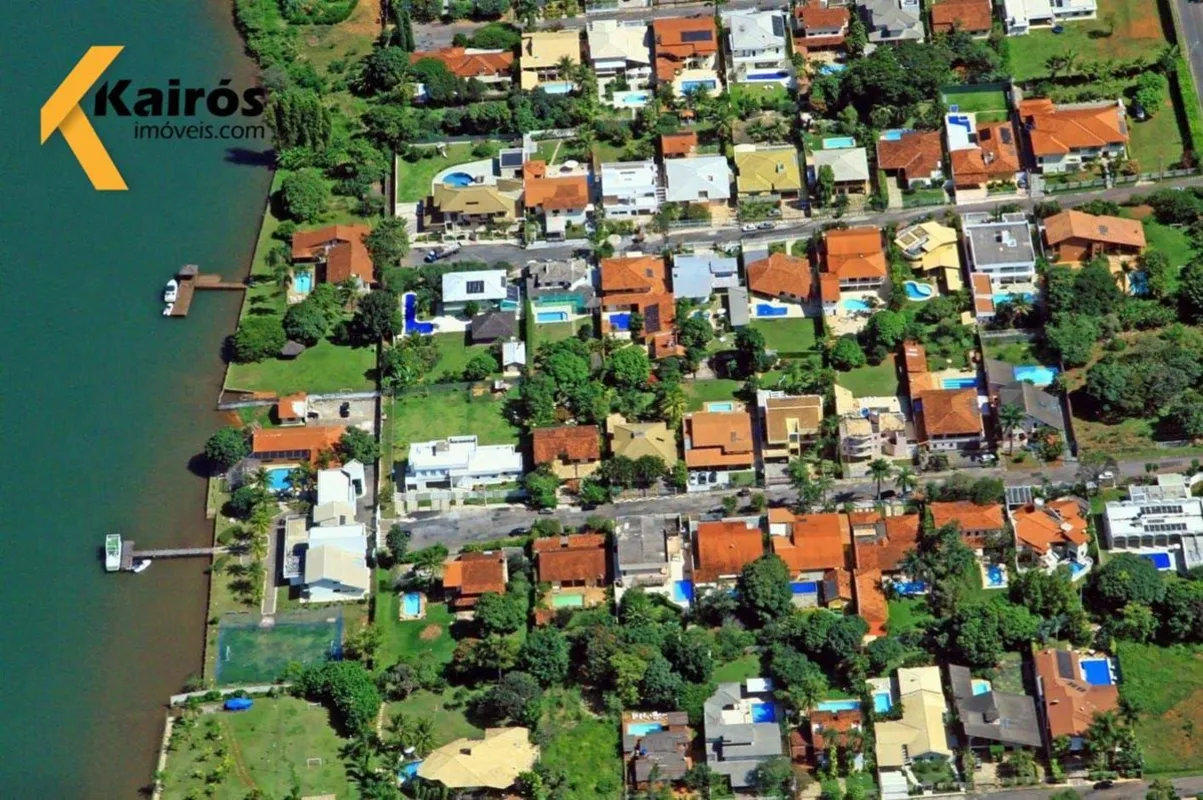 Terreno beira lago (ponta de picolé) com ampla área verde, vista deslumbrante e ...