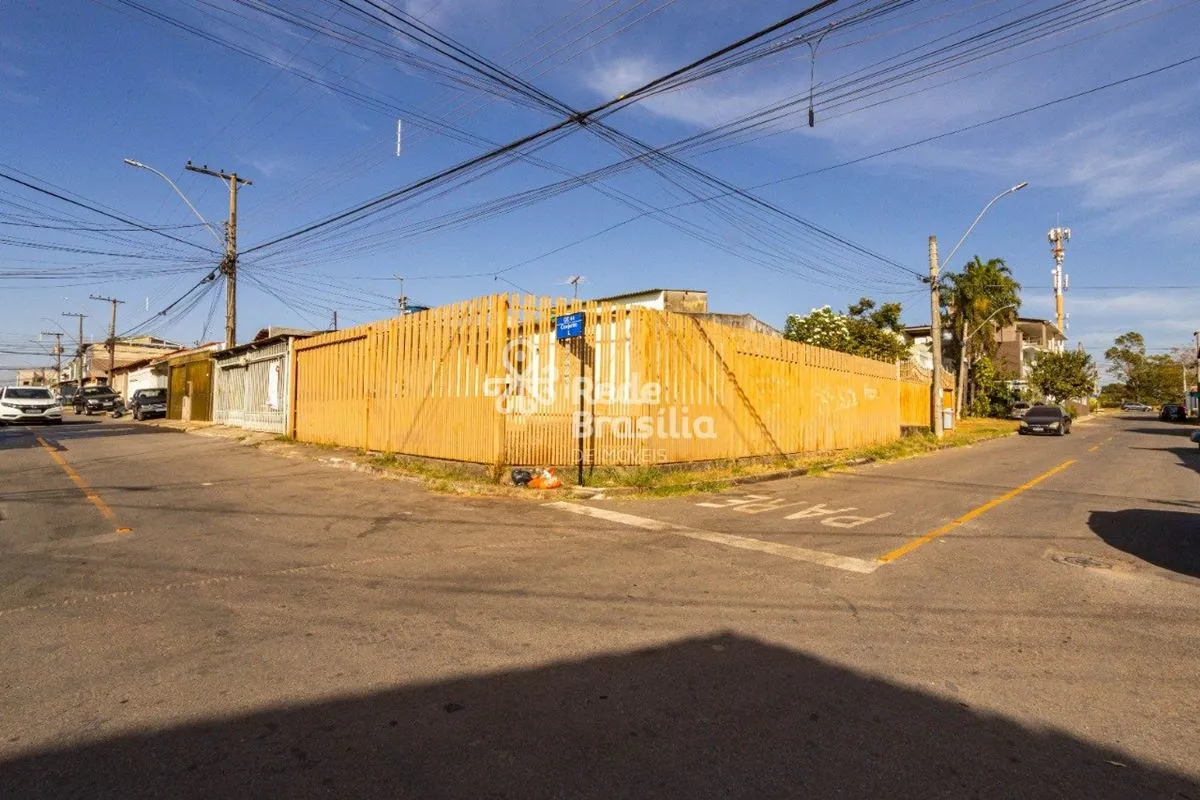 Oportunidade Única na QE 44 - Guará IICasa de esquina com ampla área verde com e...
