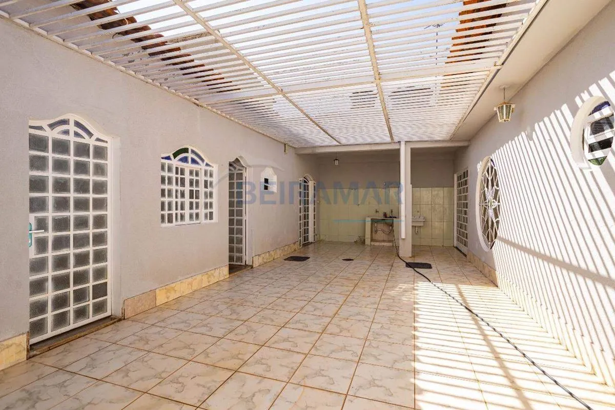 Casa com 2 residências, 5 quartos, lote comercial de esquina - QNJ 10, Taguating...