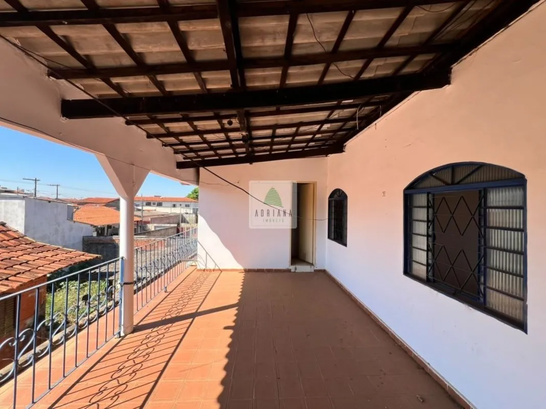 SALA, 2 QUARTOS, SENDO 1 SUITE, COZINHA, ÁREA DE SERVIÇO COM: BANHEIRO, VARANDA....