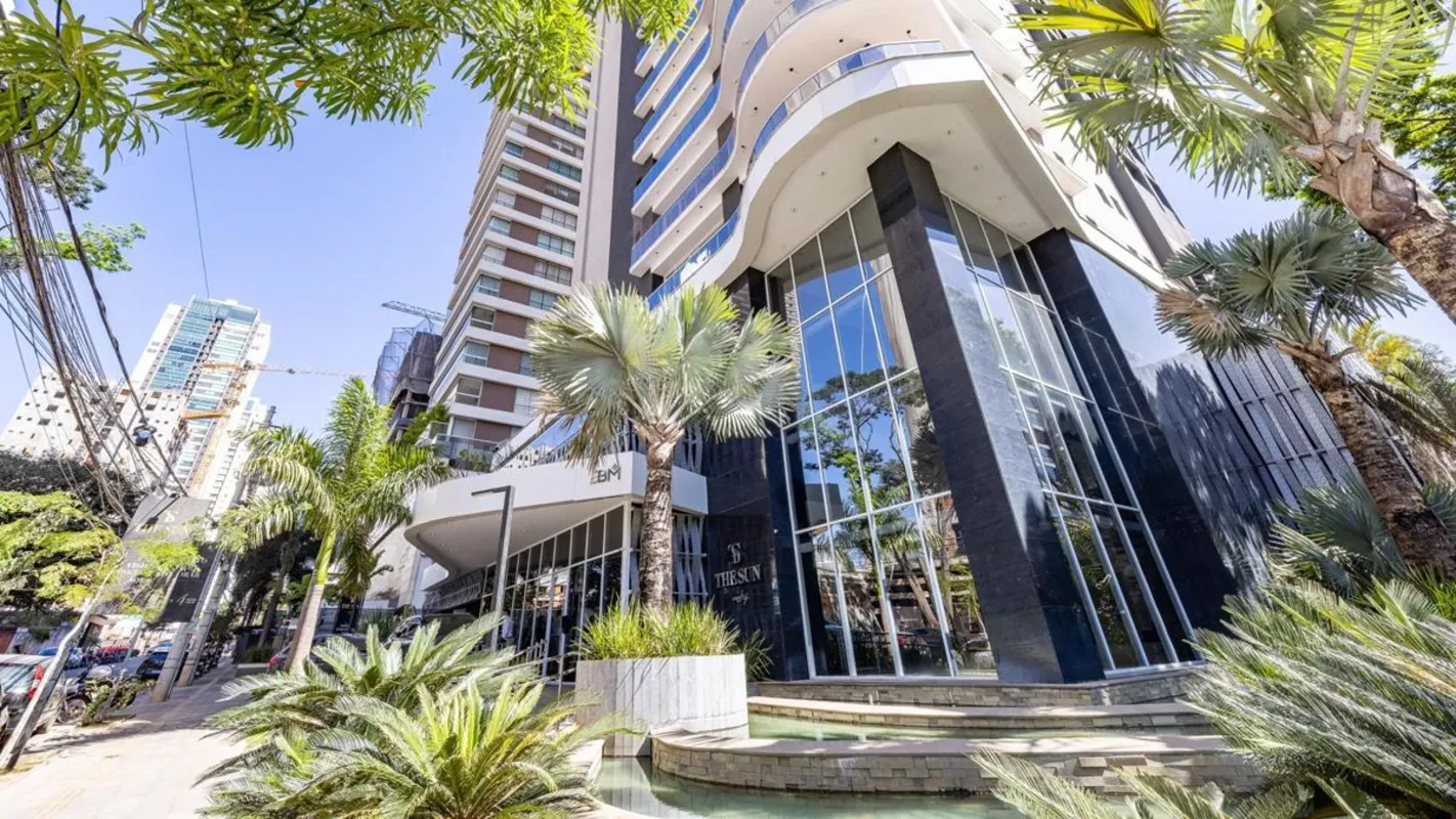 Com 430 m² e pé-direito de 2,90 m, este apartamento foi pensado sob medida para ...