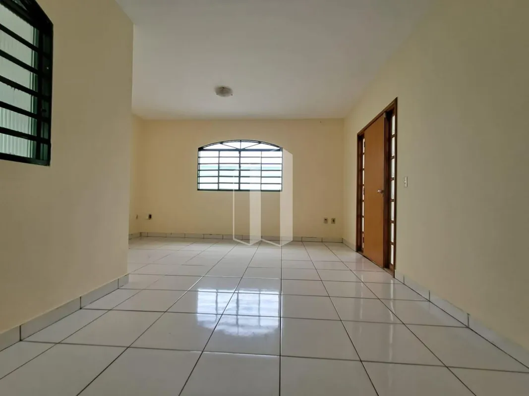 Casa à venda no Parque Anhanguera!.Garagem para 4 carros.Sala em "L", 3 ambiente...