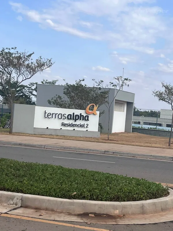 Lote á venda com 306,25 M² no Condomínio Terras Alpha Residencial 02, em Senador...