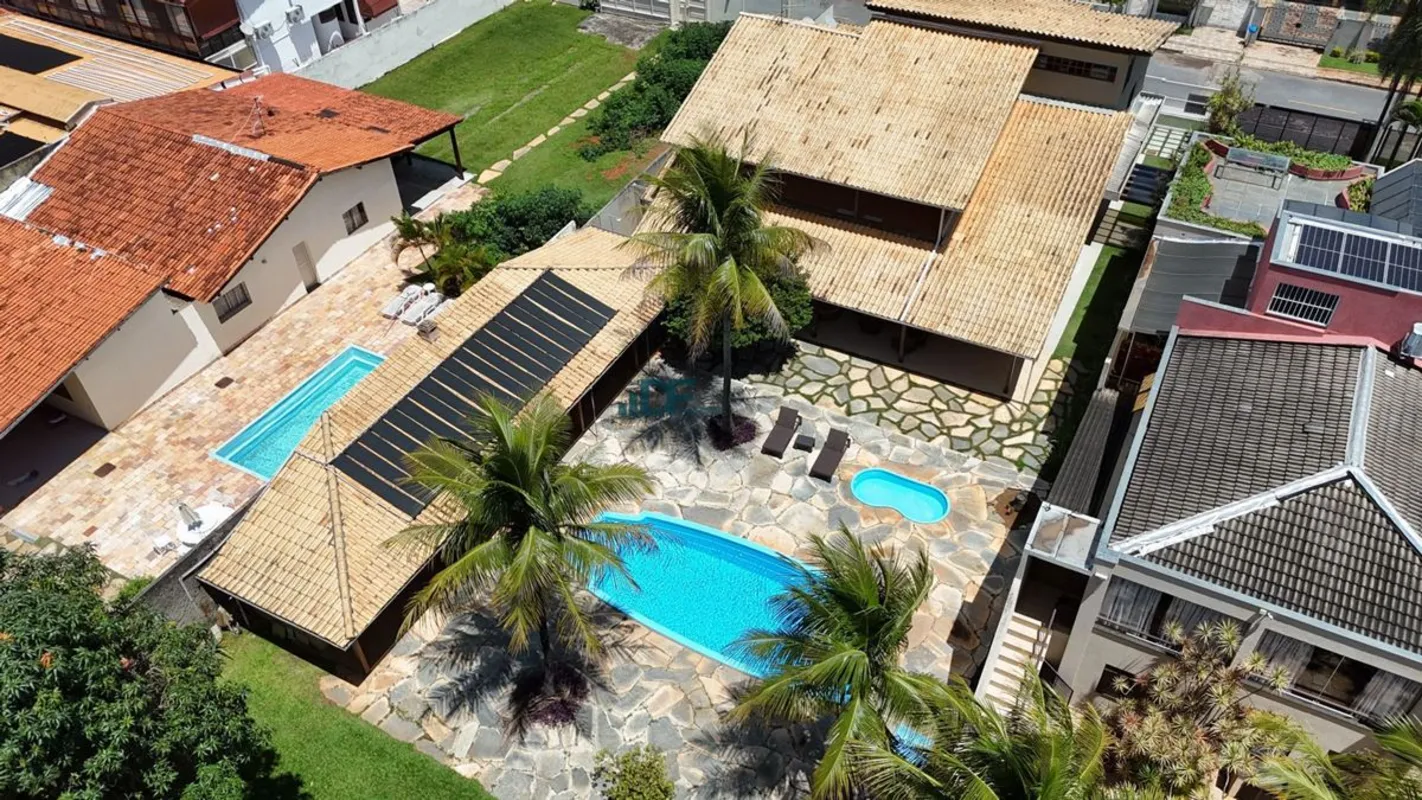 SHIS QI 29 - Casa espaçosa com área construída de 700 m² em terreno vazado de 80...