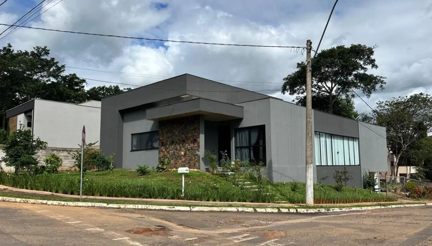 Terreno: 963,88 m² (esquina, praticamente plano)Área construída: 295,04 m²- Acei...