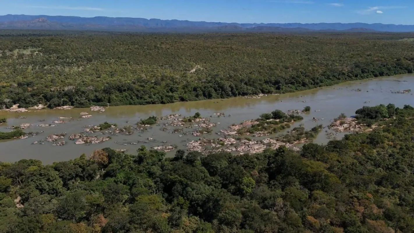 Localização: Há 57 Km da cidade de Paranã sendo 22 Km de asfalto e 35 de estrada...