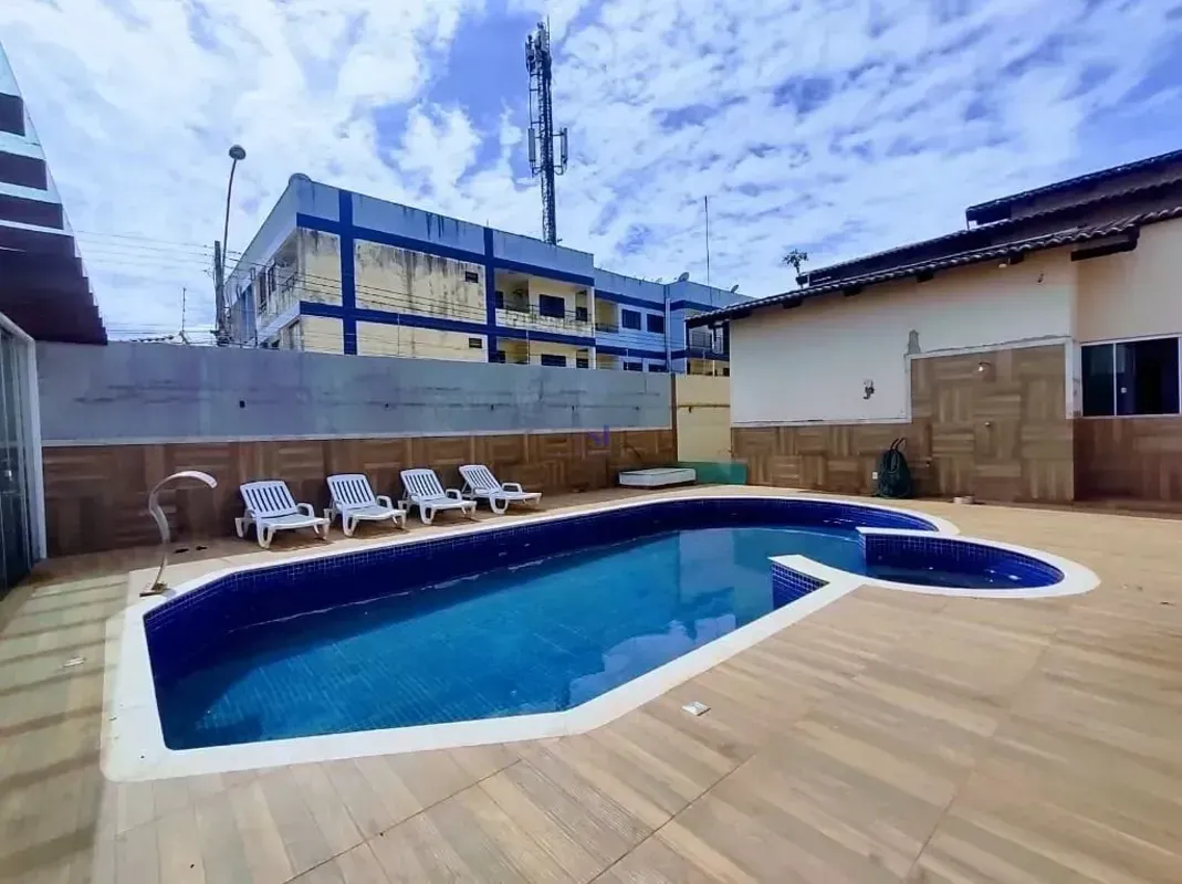 Localizada no Conjunto 4 da SHA, em um condomínio fechado, esta casa oferece a c...