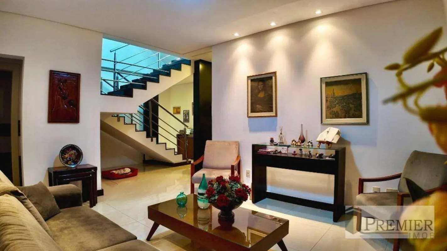 Casa de alto padrão à venda na QE 13, Guará II/DF. Já pensou morar em uma casa d...