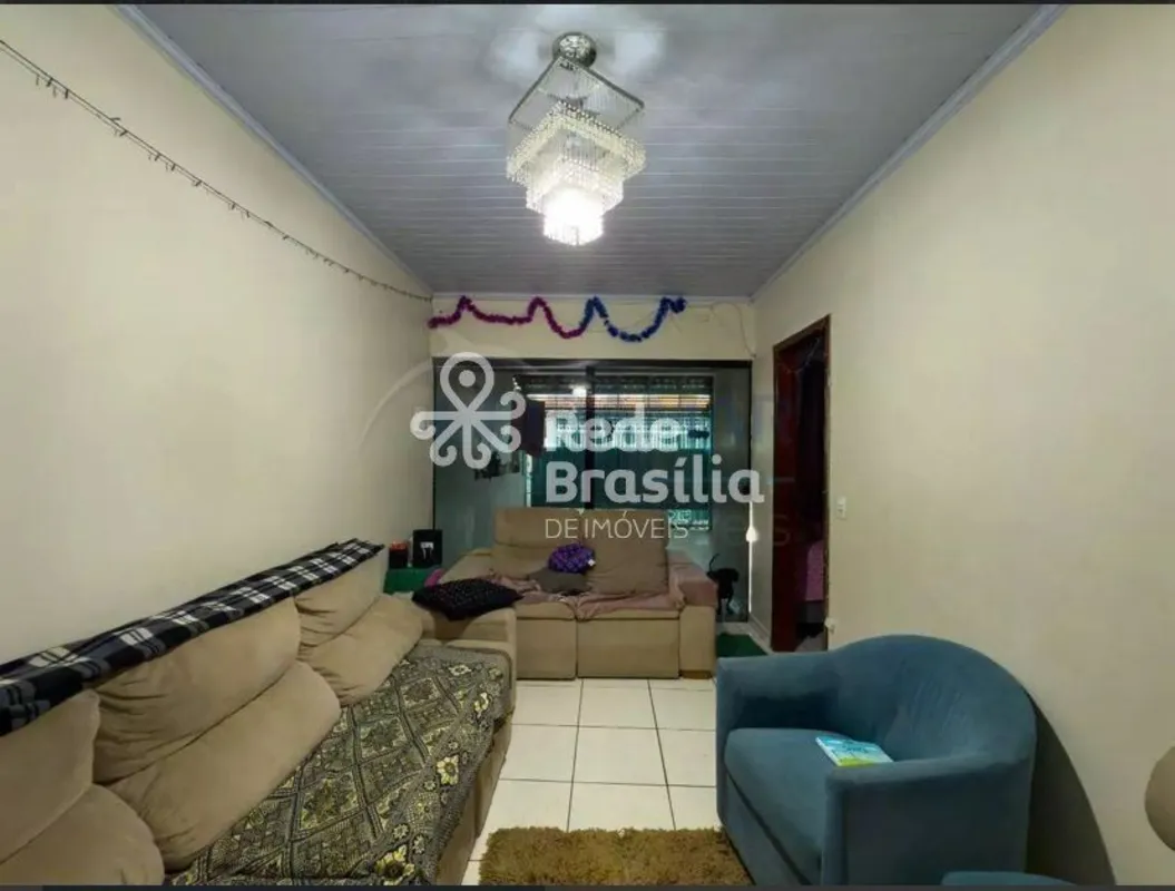 QR 414 - Samambaia Apresentamos esta casa térrea localizada na QR 414 - Samambai...