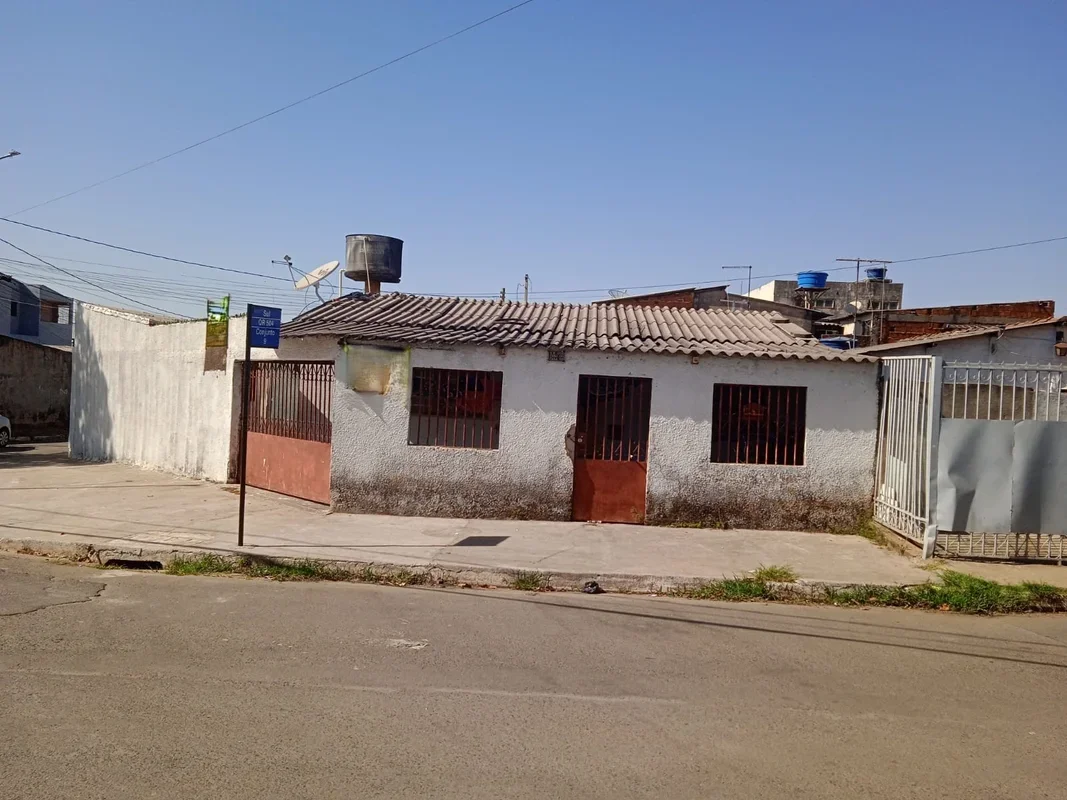 VENDE-SE OU ALUGA-SE UMA CASA DE ESQUINA NA QR 504 SAMAMBAIA SULCasa composta de...