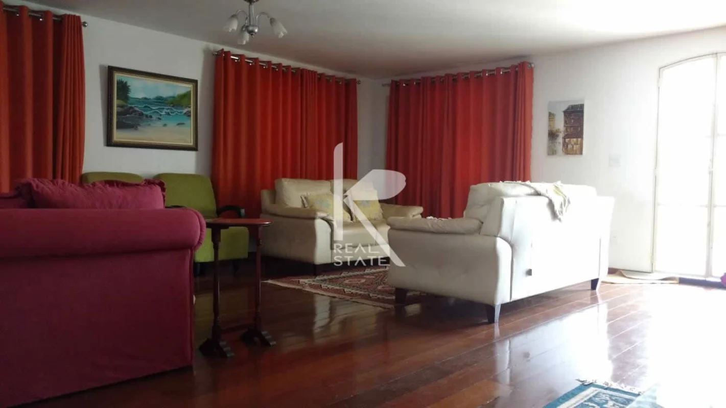 Descubra uma casa confortável e elegante, ideal para quem busca espaço, praticid...