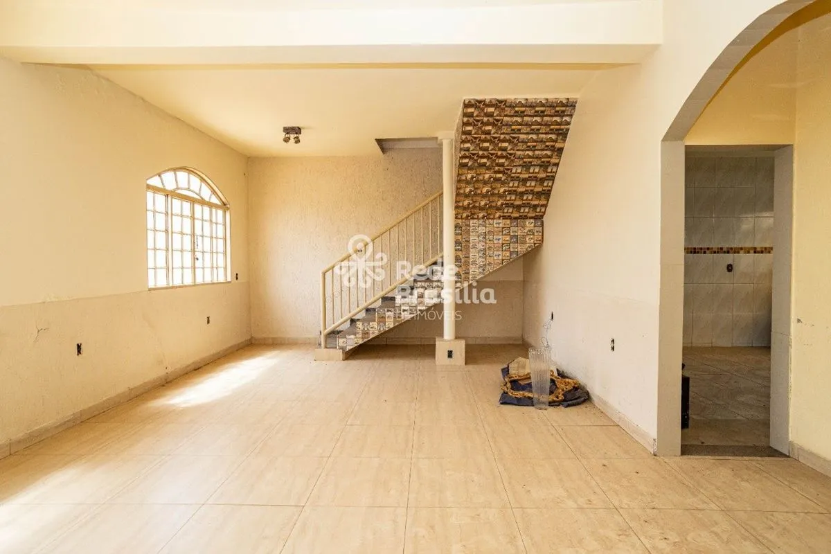 QR 521 | Casa Sobrado 4 Quartos sendo 2 suítes com 2 Vagas de Garagem - Aceita F...