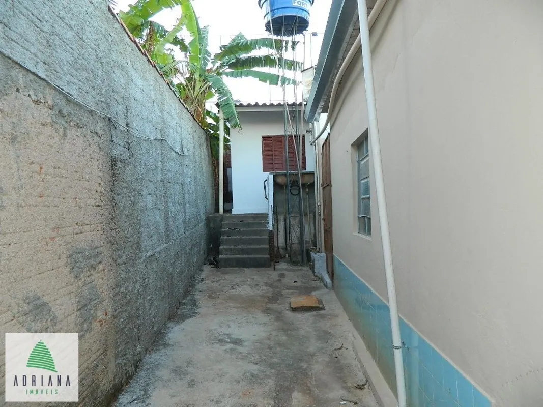 2 quartos, sala, banheiro, cozinha, área de serviços. 25/09/25