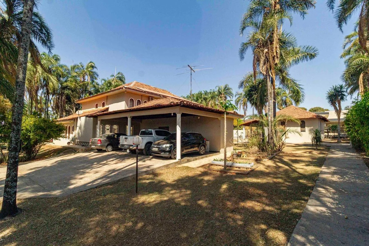 Casa com 2 Pavimentos, terreno de 4.078 m2. ampla área verde, com toda infra est...