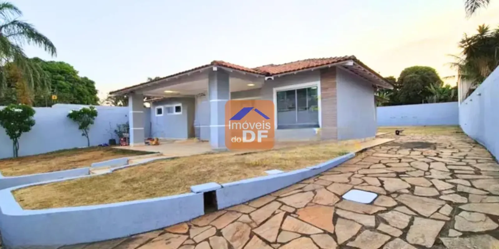 IMÓVEIS DO DF DISPONIBILIZA PARA VENDA: CASA EM LOTE DE 800 m² - CONDOMÍNIO FECH...