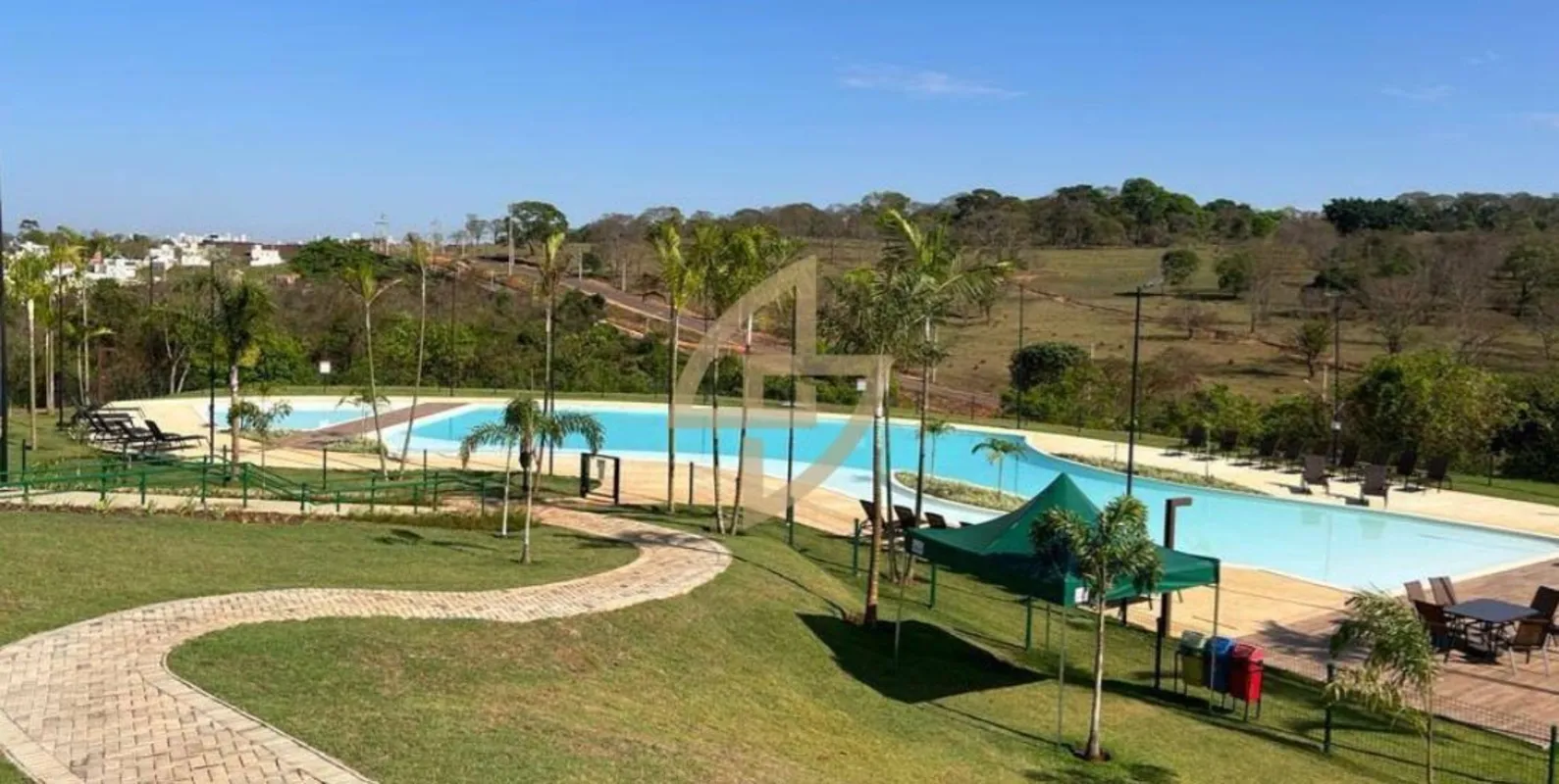 Lote no condomínio Jardins Parma. Segurança: Portaria ampla com controle de aces...