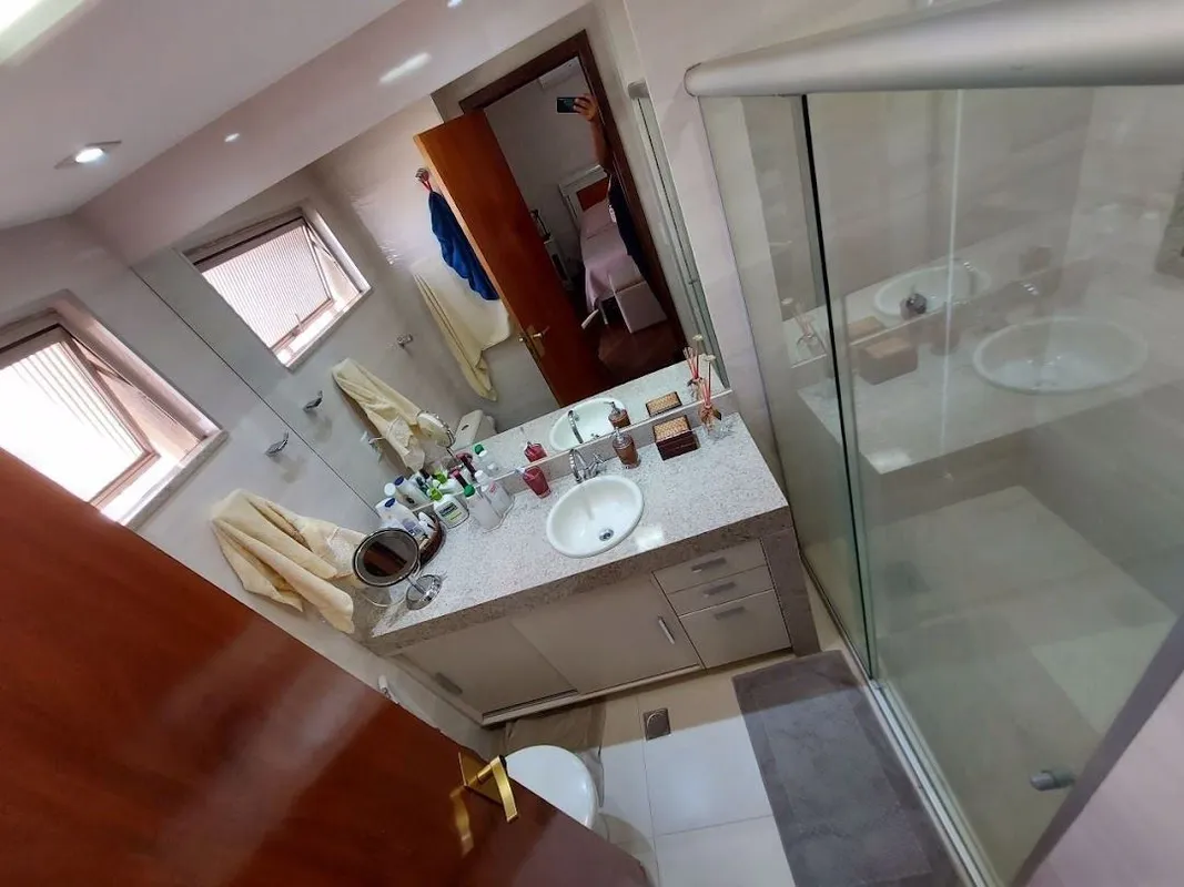 Apartamento Duplex à VendaPavimento Inferior :- 5 quartos, sendo 2 suíte.- Sala ...