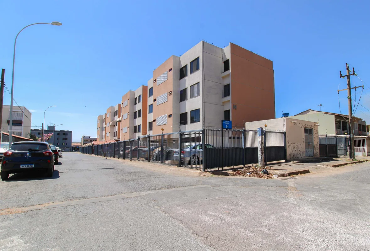 QI 07 Bloco H - 02 quartos, vazado, nascente e 01 Vaga (1° andar) 50m².Excelente...