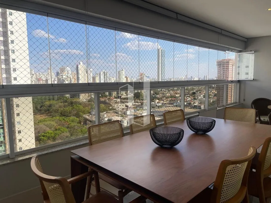 Com 172 m², este apartamento mobiliado oferece uma planta moderna e bem distribu...