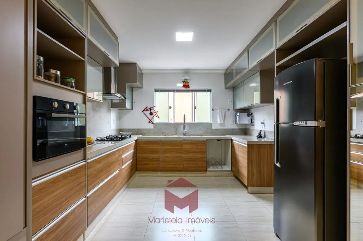CASA GEMINADA COM ELEVADOR EM CONDOMÍNIO LAGO NORTE, PRIVÊ I QUADRA 1 ESTILO EUR...