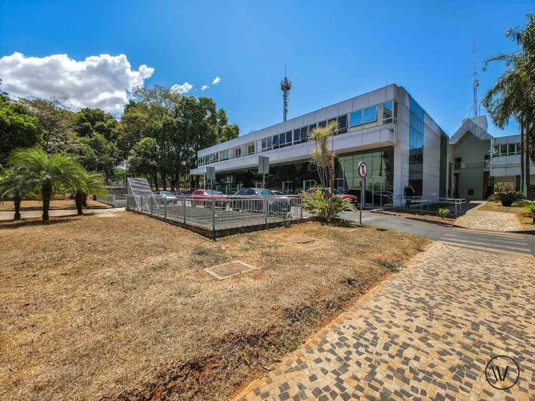 EQS 114/115| Asa Sul - Sala Comercial Edifício Casablanca II.Com uma área privat...