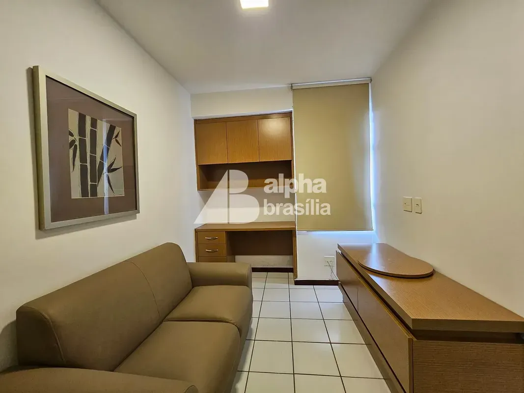 Kitnet Mobiliada 25m²Sala com sofá e rack para computadorQuarto com cama de casa...