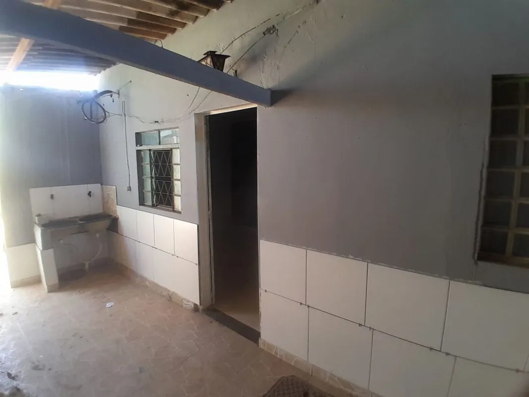 Casa Térrea (Kitnet) Aproximadamente 50m²Composição:01 quartoSalaCozinhaBanheiro...