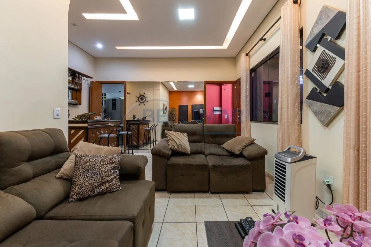 Casa 4 Quartos com Amplo Lote, Espaço Gourmet e Garagem para 3 Carros - Guará I,...