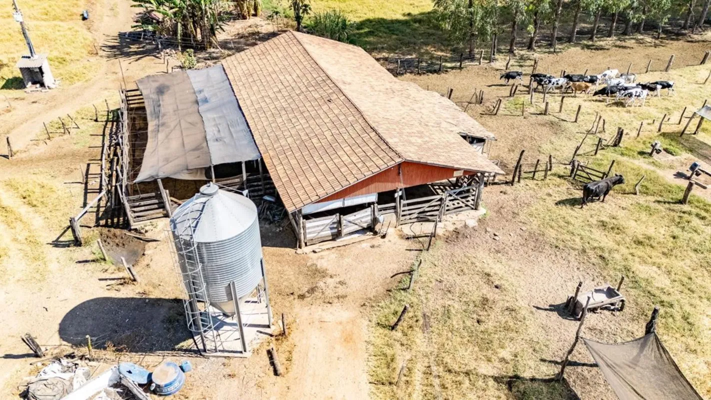 Essa propriedade é margeada pelo Rio Uru e possui estrutura completa para produç...