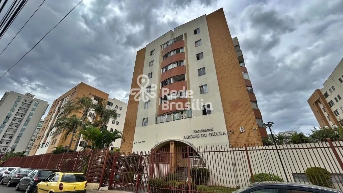 Apartamento de 54m² de área privativa. - Sala com varanda- Cozinha com armários ...