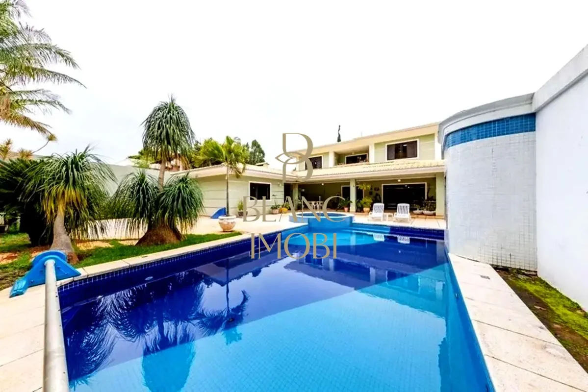  BLANC IMOBI APRESENTA ESSA CASA MARAVILHOSA,REFORMADA NA QUADRA MAIS QUERIDA DO...