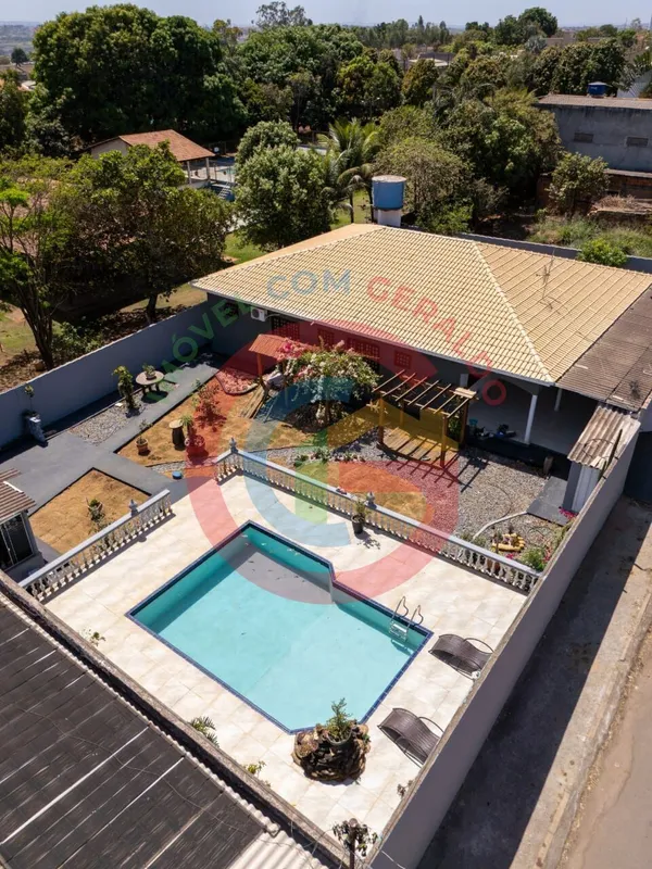 Excelente oportunidade pra morar ou pra ter seu espaço pra lazer!Casa térrea mob...