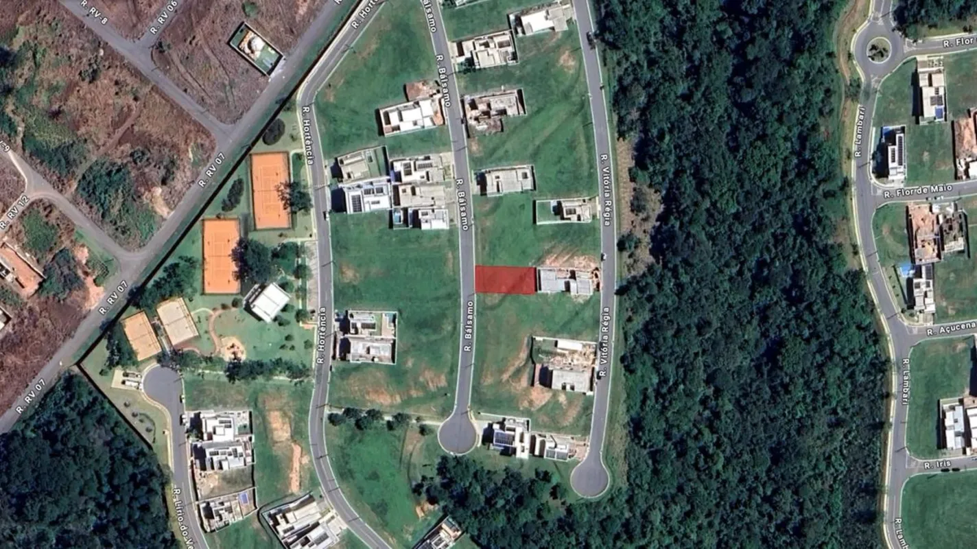Este lote plano, de 360 m², está localizado em um dos empreendimentos mais valor...