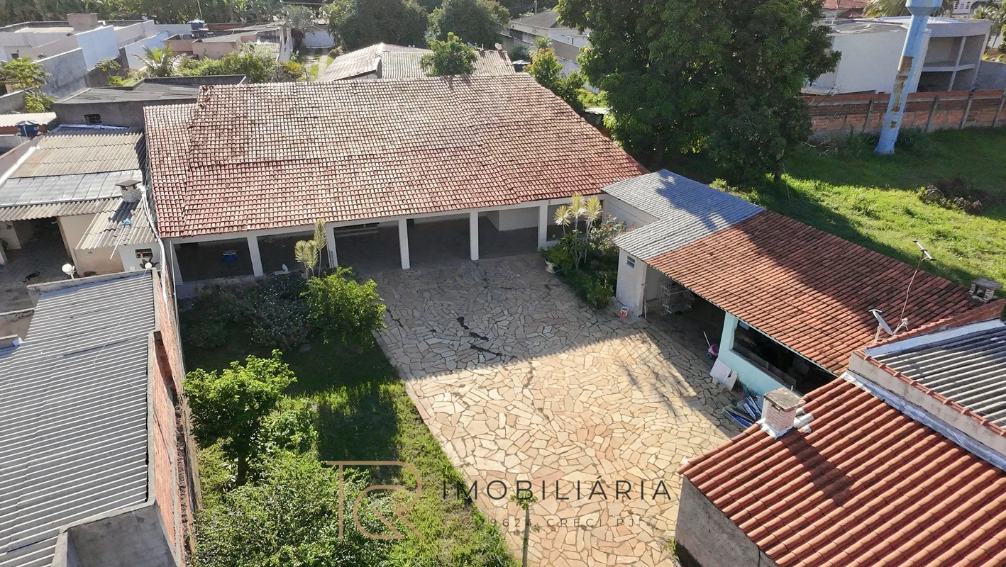 TRG Imobiliária VENDE !Casa térrea, clássica, em lote amplo Condomínio fechado E...