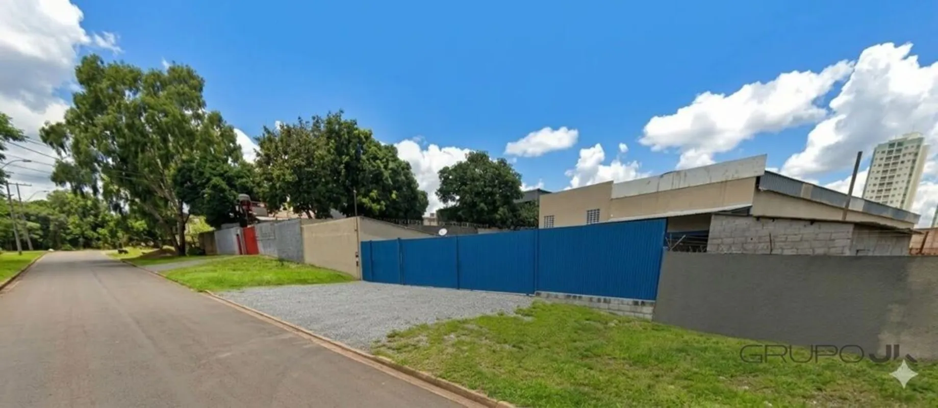 Galpão dividido em dois módulos de 500m² cada, com pé direito de 6,5 metros, pát...