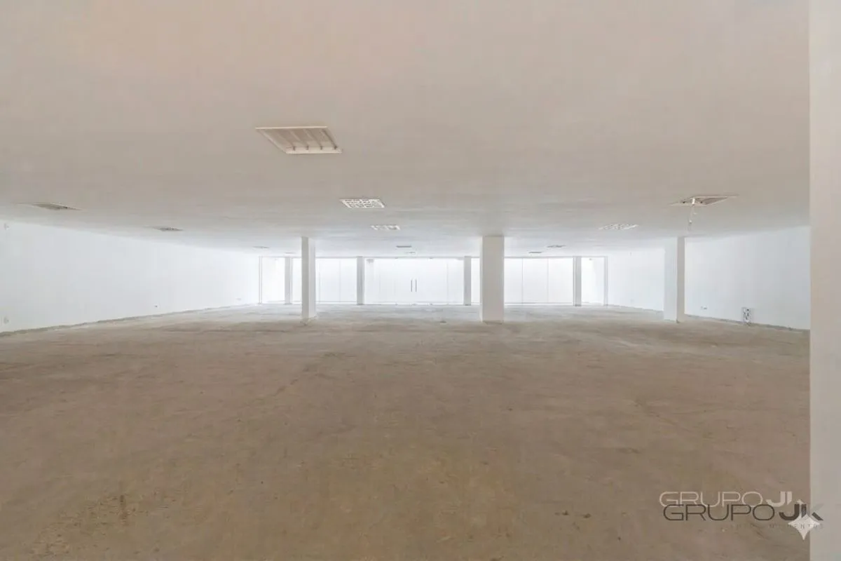 Em um prédio reformado oferece o espaço ideal para o seu negócio! O prédio conta...
