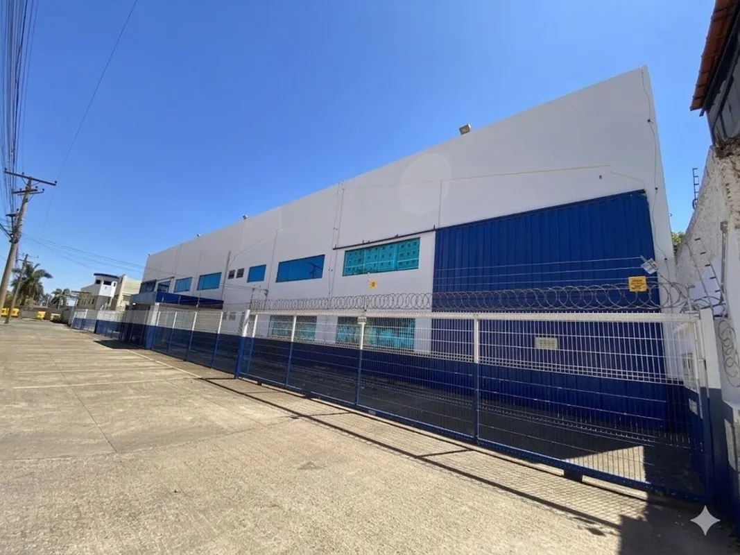 Com área total de 2.883,27m², o galpão é dividido em 2.534,31m² de área térrea, ...