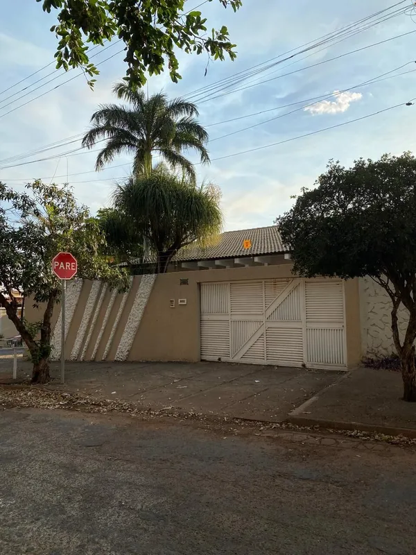Casa à venda com 196,44m² e Área total 463,05m² no Setor Jardim América em Goiân...