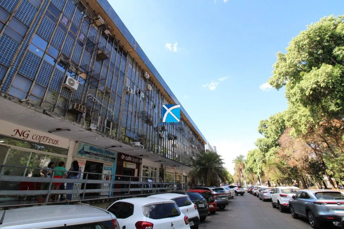 Ótima sala reformada no Centro Empresarial Asa Sul, terceiro andar, desocupada.I...