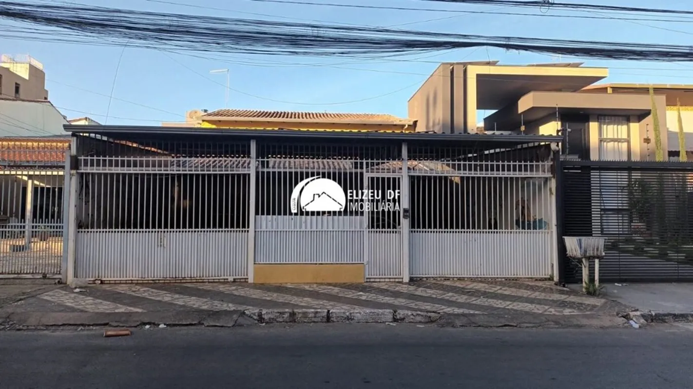 Elizeu DF Imobiliária vende casa na QSE 09 composto por:1º Pavimento:- 3 quartos...