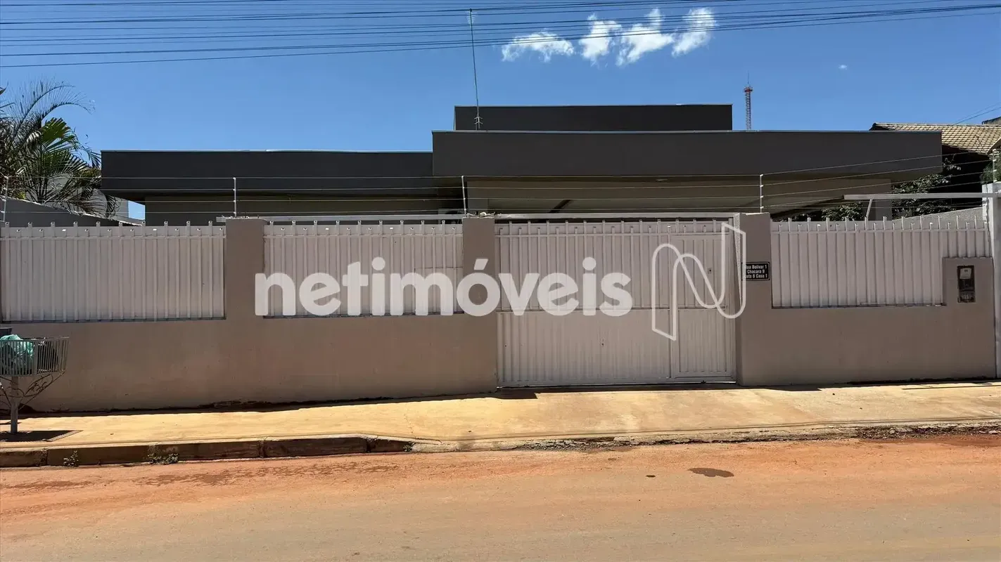 Casa à venda – 220m² em lote de 400m². Rua Bolívar 1, em frente ao Condomínio Fa...