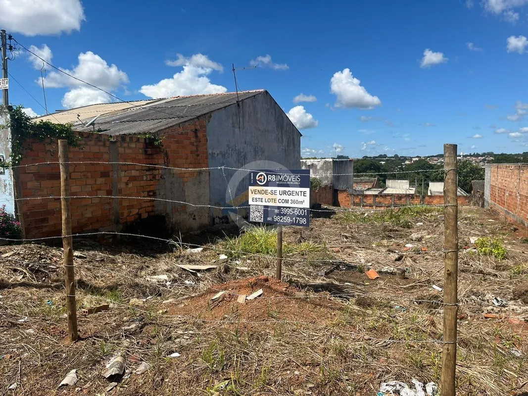Terreno à venda em Avenida Comercial no Residencial Buriti, Senador CanedoFrente...