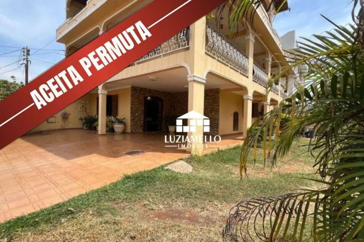 Casa de Esquina com Três Pavimentos QE 19 | Final de RuaExcelente oportunidade p...