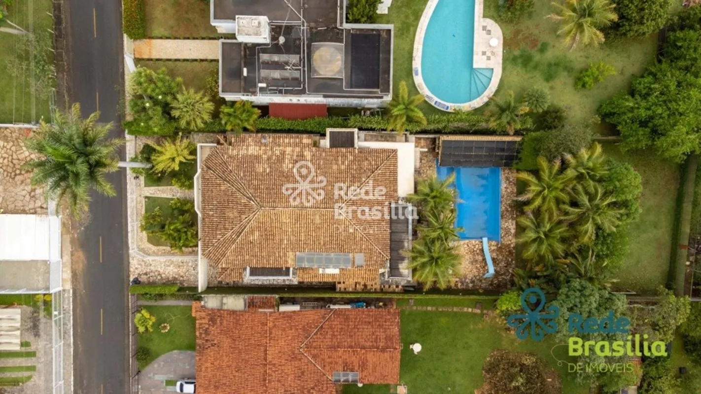 Luxuosa casa à venda no Setor de Habitações Individuais Sul, em Brasília. Com um...