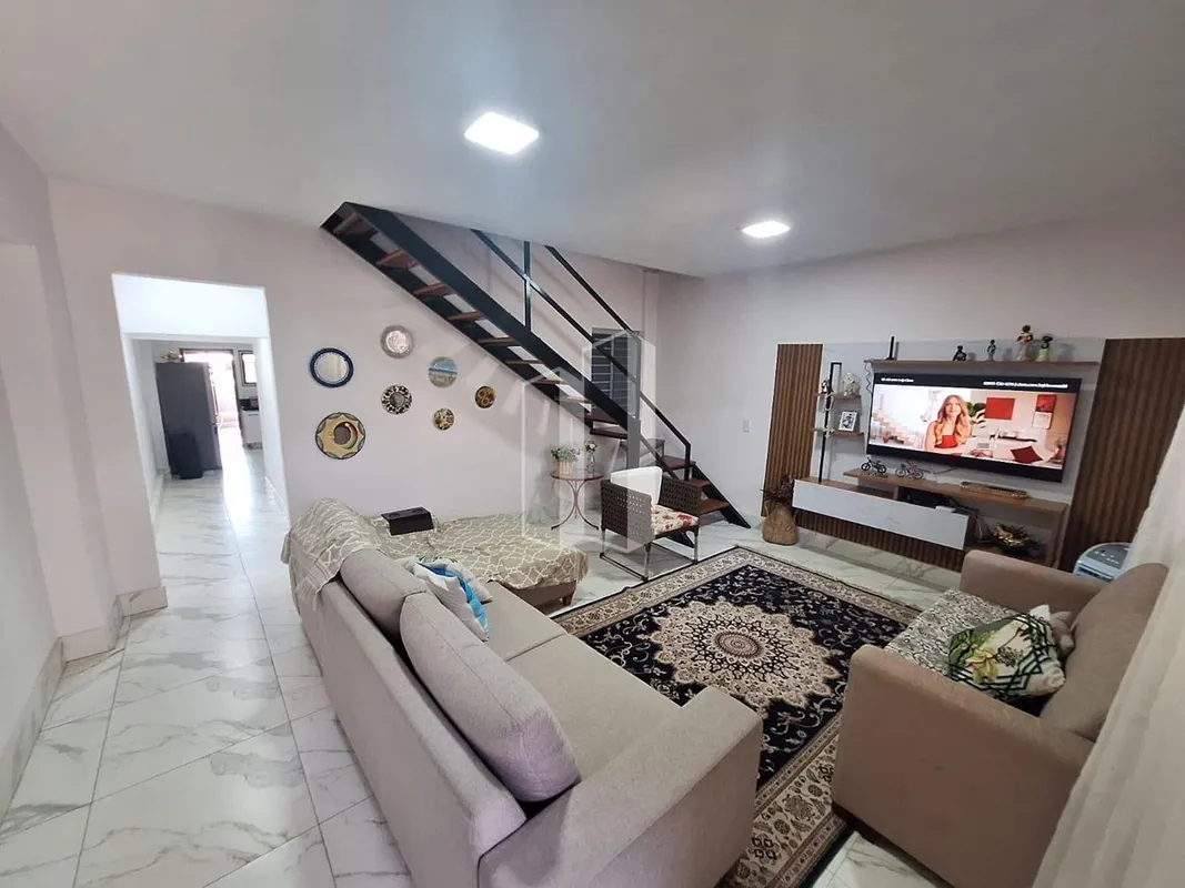 Sobrado e casa de 2 quartos com suíte. Sobrado: andar de baixo: com sala ampla, ...