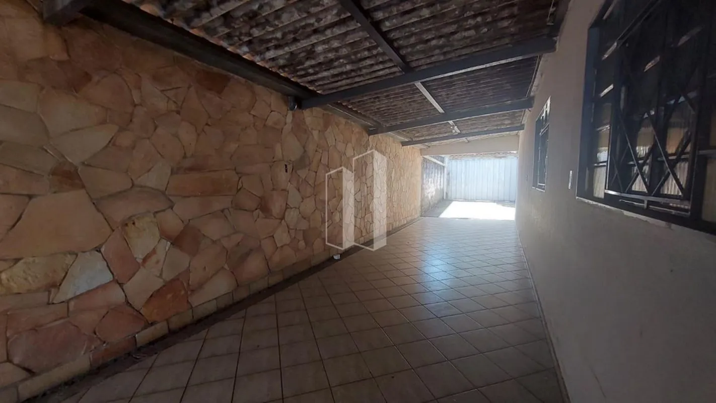 Casa com 5 dormitórios, 2 banheiros, forrada com foro Paulista, com terreno 360m...