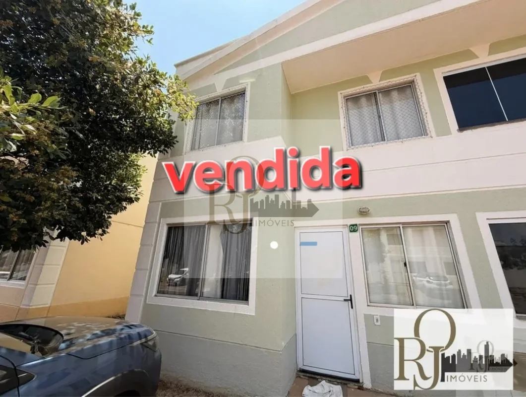 Descubra a casa ideal para sua família no aconchegante condomínio localizado na ...