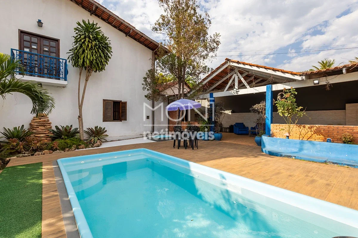  Casa reformada com piscina no Condomínio Bernardo Sayão. Localização:Localizaçã...