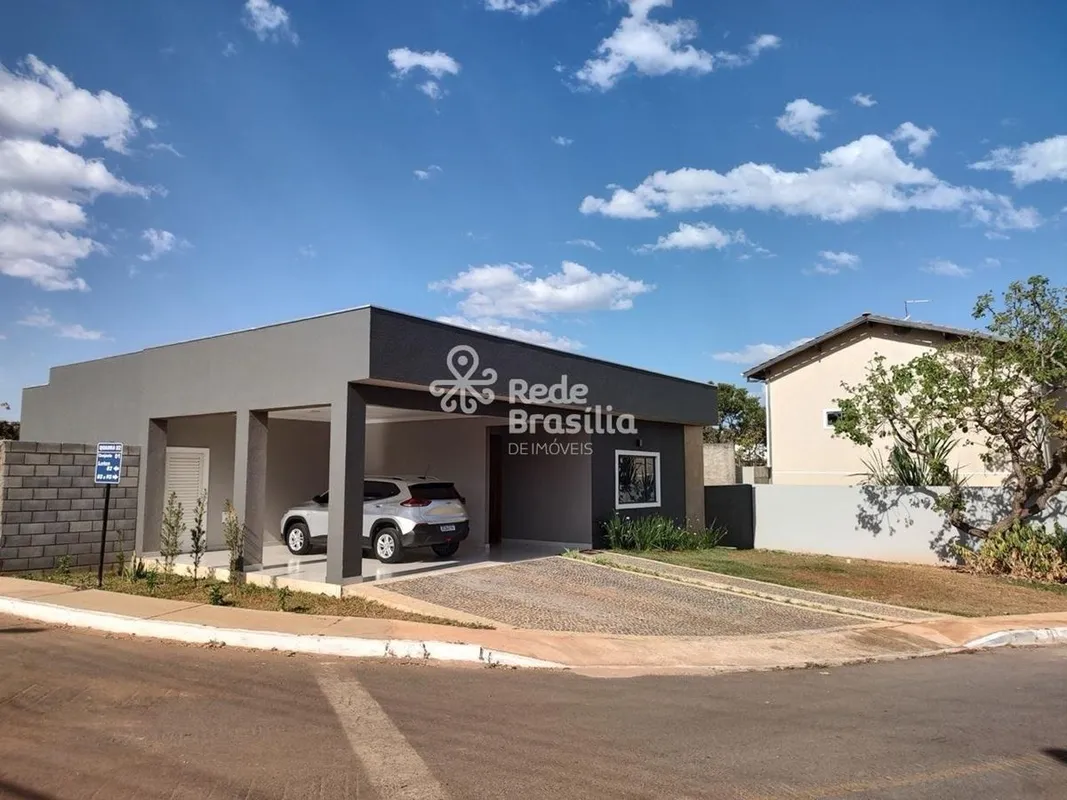 Linda casa à venda, na região do Tororó/Jardim Botânico . O condomínio é regular...