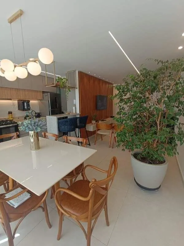 Apartamento de 90 m², localizado em andar alto (16º), com uma vista deslumbrante...